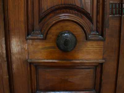 Giungiamo cos� all�appartamento del primo piano dove una stretta porta in legno con pomelli in ottone ne nasconde di solito gli interni